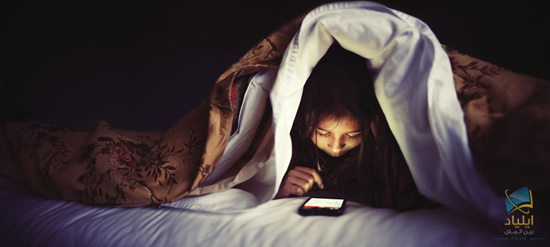 چرا نور صفحه نمایش موبایل برای بینایی ضرر دارد؟ چرا نور صفحه نمایش موبایل برای بینایی ضرر دارد؟