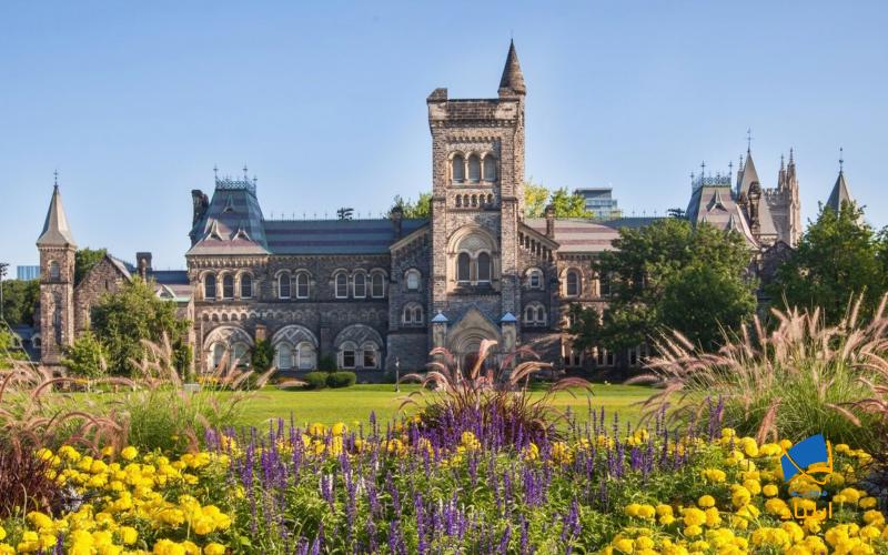 در تازه‌ترین رتبه بندی QS در سال ۲۰۲۲ دانشگاه تورنتو عنوان بیست و ششمین دانشگاه معتبر جهان و نخستین دانشگاه برتر کانادا را به خود اختصاص داده است، رشته فیزیک این دانشگاه نیز در جایگاه بیست و ششم دانشگاه‌های مطرح دنیا قرار دارد.