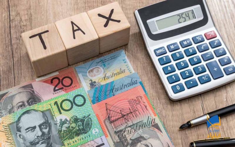 در استرالیا بسته به میزان حقوق باید مالیات بپردازید. قبل از شروع به کار، شماره‌ی پرونده‌ی مالیاتی یا همان «TFN» دریافت کنید و آن‌را به رئیس خود در محل کار ارائه نمایید و اطمینان حاصل کنید که مالیات اضافی پرداخت نمی‌کنید.